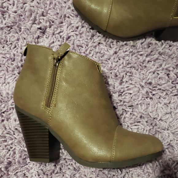 Brown Booties Rampage - Picture 3 of 6